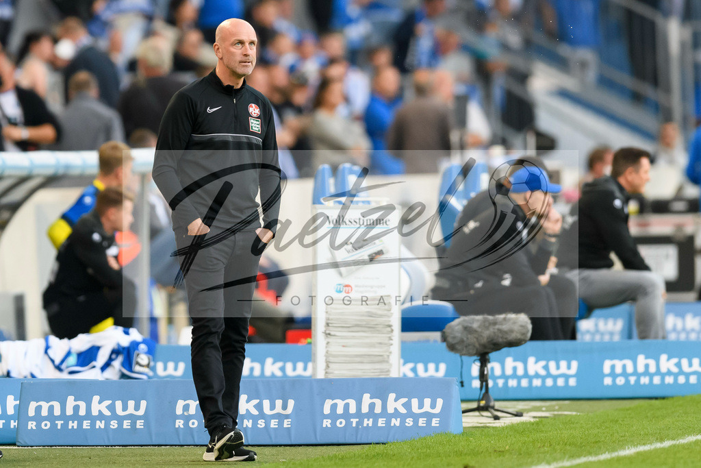 FCMFCK20210904_167 | Fussball, Herren: Trainer Marco Antwerpen (1. FC Kaiserslautern) enttaeuscht beim Spiel der 3. Liga zwischen 1. FC Magdeburg und 1. FC Kaiserslautern in der MDCC-Arena am 04.09.2021 in Magdeburg, Deutschland.DFB / DFL REGULATIONS PROHIBIT ANY USE OF PHOTOGRAPHS AS IMAGE SEQUENCES AND/OR QUASI-VIDEO. - Realisiert mit Pictrs.com