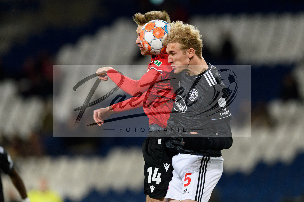 H96DUS20211027_007 | Fussball, Herren: Maximilian Beier (Hannover 96) und Christoph Klarer (Fortuna Duesseldorf) im Zweikampf bei dem Spiel der 2. Runde im DFB-Pokal zwischen Hannover 96 und Fortuna Duesseldorf in der HDI-Arena am 27.10.2021 in Hannover, Deutschland.DFB / DFL REGULATIONS PROHIBIT ANY USE OF PHOTOGRAPHS AS IMAGE SEQUENCES AND/OR QUASI-VIDEO. - Realisiert mit Pictrs.com