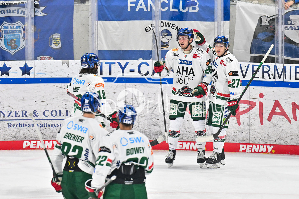 Dresdener Eislöwen - Augsburger Panther | Jubel der Gäste nach dem Treffer zum 0-3 durch Alexander BLANK (Augsburger Panther 26) / Tor / Torschuetze / Freude / Happy / DEL: Dresdener Eislöwen - Augsburger Panther; Joynext-Arena am 05.10.2025