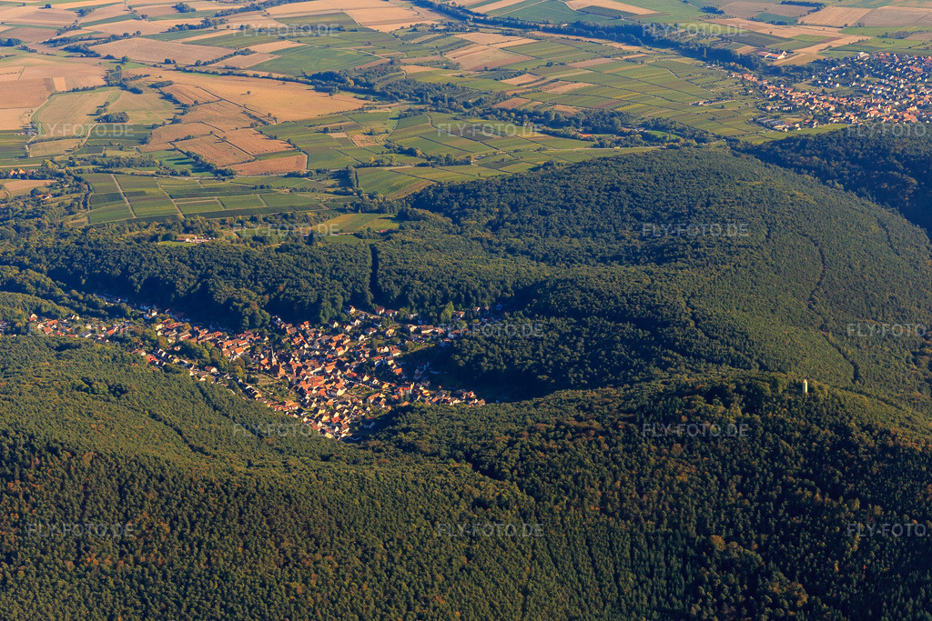 Luftbild: Dorfansicht im Pfälzerwald aus Westen in Dörrenbach im Bundesland Rheinland-Pfalz in Deutschland. Foto: IMG_095269.jpg vom 16.10.2016 durch Werner Riehm/FLY-FOTO.de