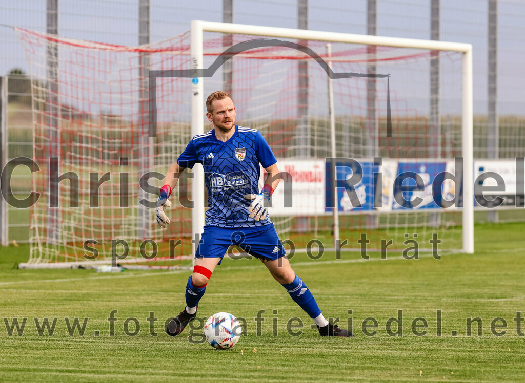 2023-08-25_011_FC_Finsing_gegen_FC_Lengdorf | Finsing, Deutschland, 25.08.2023:
Fußball, Kreisliga 2023 / 2024, 6. Spieltag, FC Finsing gegen FC Lengdorf, Endergebnis: 5:0

Torwart Johannes Preis (FC Lengdorf, #1)

Foto: Christian Riedel / fotografie-riedel.net