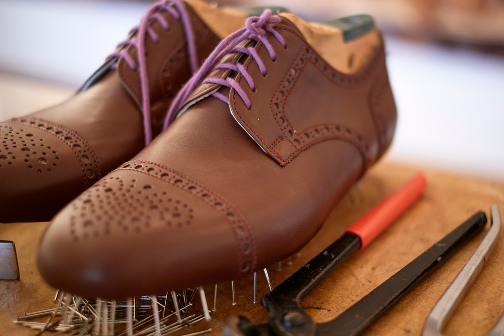 Handgemachte Schuhe in der Werkstatt | Neumarkt an der Raab, Austria - September 18, 2021: Bednar und Strunz, handgemachte Schuhe in der Werkstatt. - Realisiert mit Pictrs.com