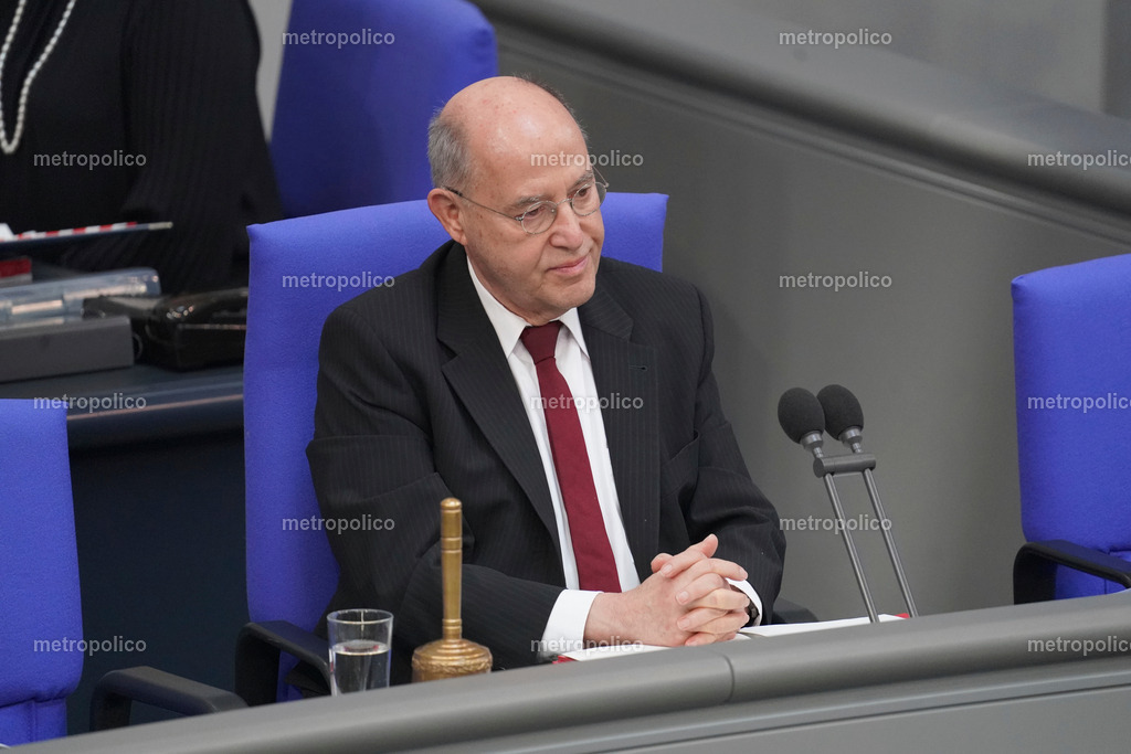 Gregor Gysi in seiner Rolle als Alterspräsident (9) | Metropolico