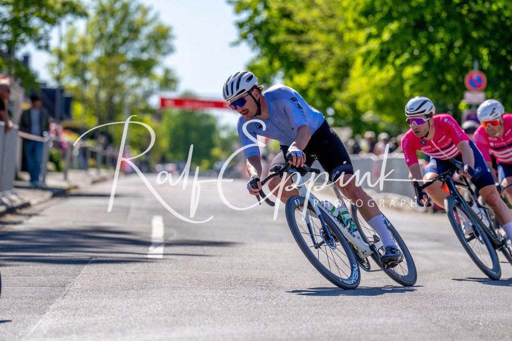 Spurt in den Mai 2026 - Großer Preis der Sparkasse Neuss | Annual one-day road cycling race "Großer Preis der Sparkasse Neuss" held in Büttgen, Germany, organized by VfR Büttgen 1912 e.V. The event features multiple races across all age categories from U11 youth to Elite men. - Realisiert mit Pictrs.com