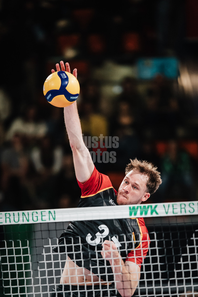 Volleyball | Männer | Testspiel | Deutschland vs. Italien | 26.05.2025 | Bastian Korreck (#37, Deutschland) beim Aufwärmen
