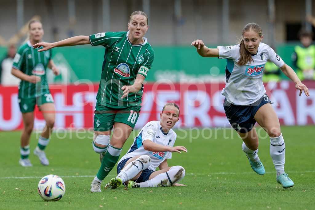 Fussball, Google Pixel Frauen-Bundesliga, SV Werder Bremen - TSG 1899 Hoffenheim | v.li.: Lina Hausicke (SV Werder Bremen, 18) und g05 im Zweikampf, Duell, Dynamik, Aktion, Action, Spielszene, DIE DFB-RICHTLINIEN UNTERSAGEN JEGLICHE NUTZUNG VON FOTOS ALS SEQUENZBILDER UND/ODER VIDEOÄHNLICHE FOTOSTRECKEN. DFB REGULATIONS PROHIBIT ANY USE OF PHOTOGRAPHS AS IMAGE SEQUENCES AND/OR QUASI-VIDEO.