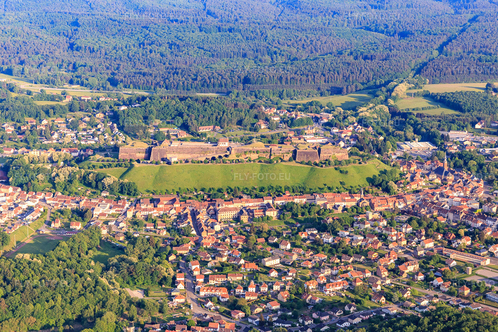 Vue aérienne: La citadelle de Bitche vue du nord-ouest à Bitsch dans le département Moselle, France – .Photo: IMG_107229.jpg prise le 18/05/2018 par Werner Riehm/FLY-FOTO.eu – Résolution de l'original: 5472 x 3648 px