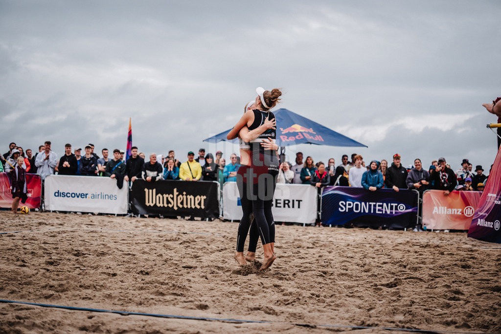 Beachvolleyball | Frauen | Deutsche Meisterschaften 2025 Timmendorfer Strand | 05.09.2025 | v.l. Anna Behlen und Sarah Schulz nach dem Sieg
