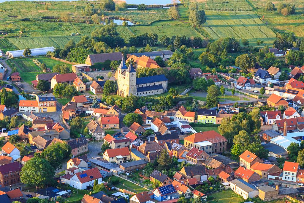 Kirche am Kirchberg | Luftbild: Kirche am Kirchberg im Ortsteil Frose in Seeland im Bundesland Sachsen-Anhalt in Deutschland. Foto: IMG_148036.jpg vom 11.06.2025 durch Werner Riehm/FLY-FOTO.de - Realisiert mit Pictrs.com