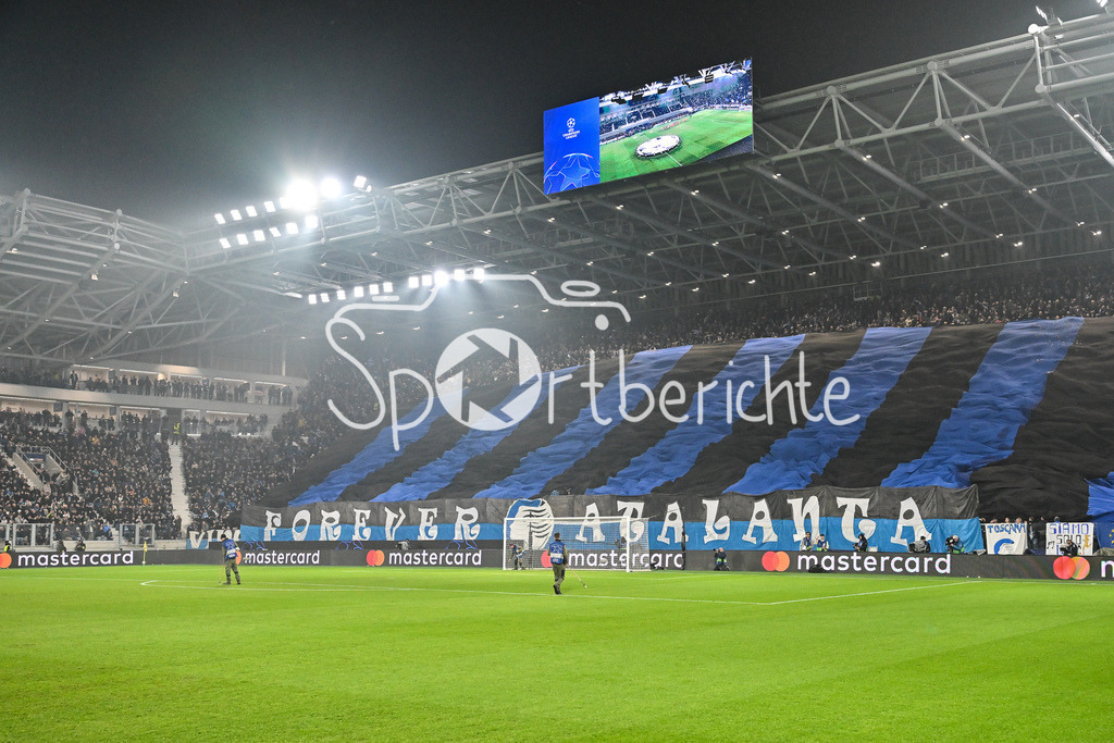 Atalanta Bergamo - FC Bayern München | BERGAMO, ITALY - 10. MARCH: Fans from Atalanta showing a Choreo before the UEFA Champions League match between Atalanta Bergamo vs. FC Bayern Munich on first leg of round of 16 at New Balance Arena