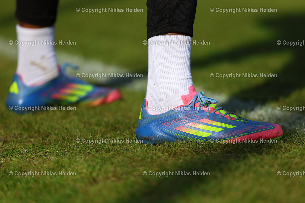 NH_FCStPauli_Training_19022026 | Fußball-Schuhe auf dem Rasen beim Training des FC St. Pauli.Fußball I Herren I Training I Saison 2025-2026 I FC St. Pauli I 19.02.2026 I Trainingszentrum FC St. Pauli