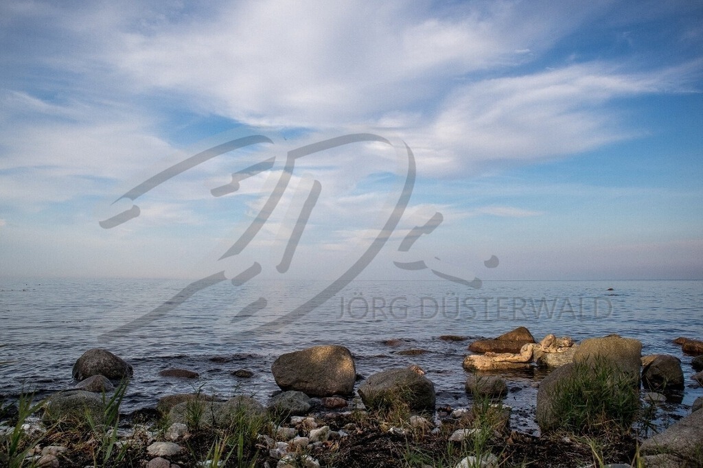 NatureArt-KÜSTE_1190 | Hohe Wolken über den Küstensteinen | #001 | Modell: Darky | Foto: Mike Koppold - Realisiert mit Pictrs.com