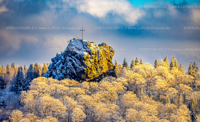 Olsberg231200800BruchhauserSteine | Luftbild, Bruchhauser Steine mit dem Feldstein und Gipfelkreuz, Sehenswürdigkeit in Winterlandschaft, Wolken und blauer Himmel, Bruchhausen, Olsberg, Sauerland, Nordrhein-Westfalen, Deutschland