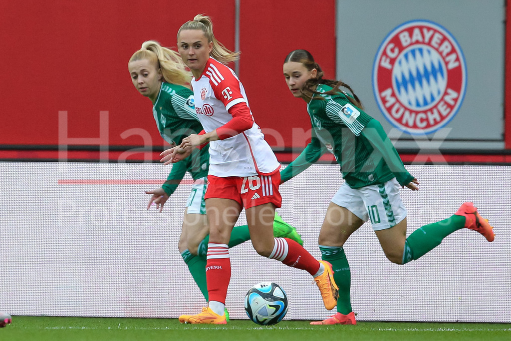 Fussball, Google Pixel Frauen-Bundesliga, FC Bayern München - SV Werder Bremen | v.li.: Nina Lührßen (SV Werder Bremen, 27), Samantha Kerr (Sam, FC Bayern München, 26) und Tuana Mahmoud (geb. Keles, SV Werder Bremen, 10) im Zweikampf, Duell, Dynamik, Aktion, Action, Spielszene, DIE DFB-RICHTLINIEN UNTERSAGEN JEGLICHE NUTZUNG VON FOTOS ALS SEQUENZBILDER UND/ODER VIDEOÄHNLICHE FOTOSTRECKEN. DFB REGULATIONS PROHIBIT ANY USE OF PHOTOGRAPHS AS IMAGE SEQUENCES AND/OR QUASI-VIDEO.