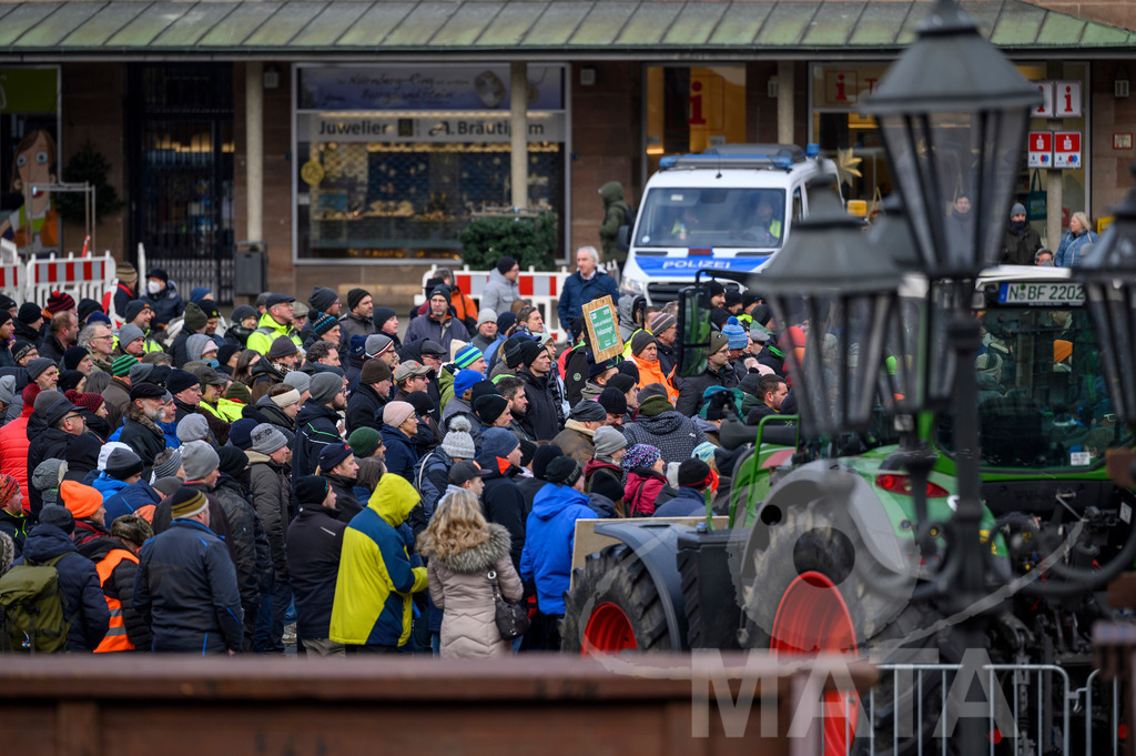 _DWA4583 | Bauerndemo gegen Agrarpolitik der Bundesregierung  auf dem Straße Obstmarkt und Hauptmarkt . Nürnberg, 08.01.2024 - Realisiert mit Pictrs.com