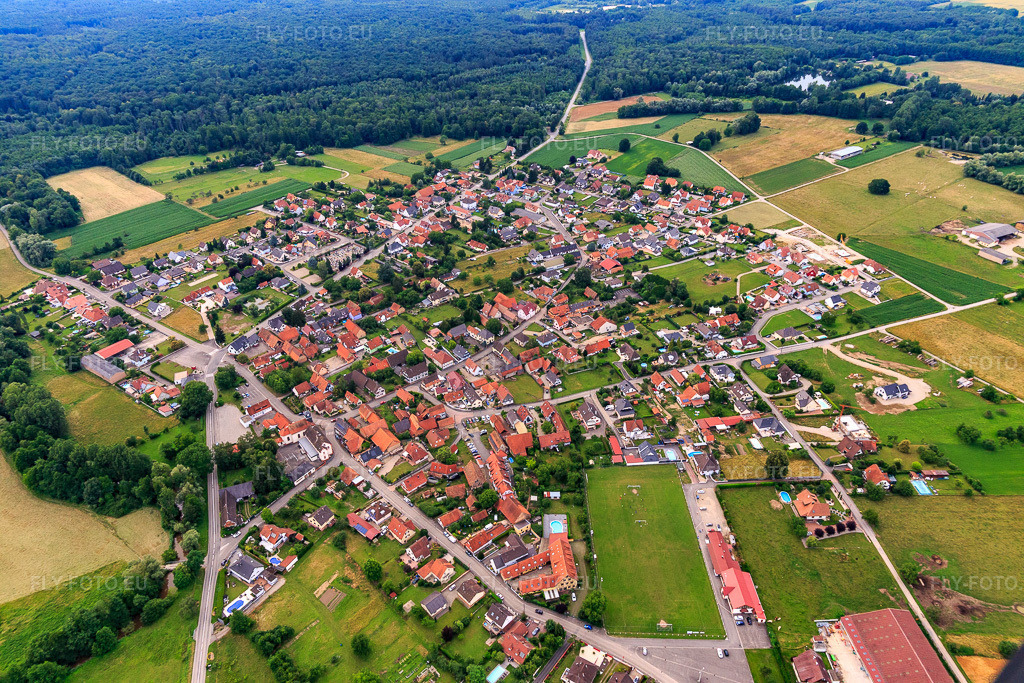 Vue aérienne: Vue de la ville depuis le sud à Forstfeld dans le département Bas Rhin, France.Photo: IMG_107892.jpg prise le 14/06/2018 par Werner Riehm/FLY-FOTO.euRésolution de l'original: 5472 x 3648 px
