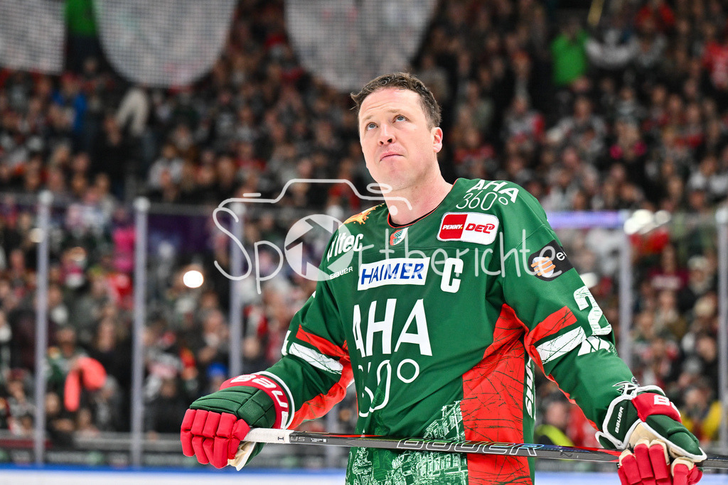 Augsburger Panther - Grizzlys Wolfsburg | AUGSBURG, GERMANY - 15. MARCH: Im Bild T. J. TREVELYAN (Augsburger Panther 24) der sich von den Fans feiern lässt Einzelfoto / Freisteller nach dem Match zwischen den Augsburger Panthern und den Grizzlys Wolfsburg am 52. Spieltag der Penny DEL im Curt Frenzel Stadion