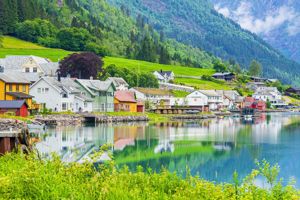 Blick über den Fjærlandsfjord auf den Ort Fjærland in Norwegen | Blick über den Fjærlandsfjord auf den Ort Fjærland in Norwegen.