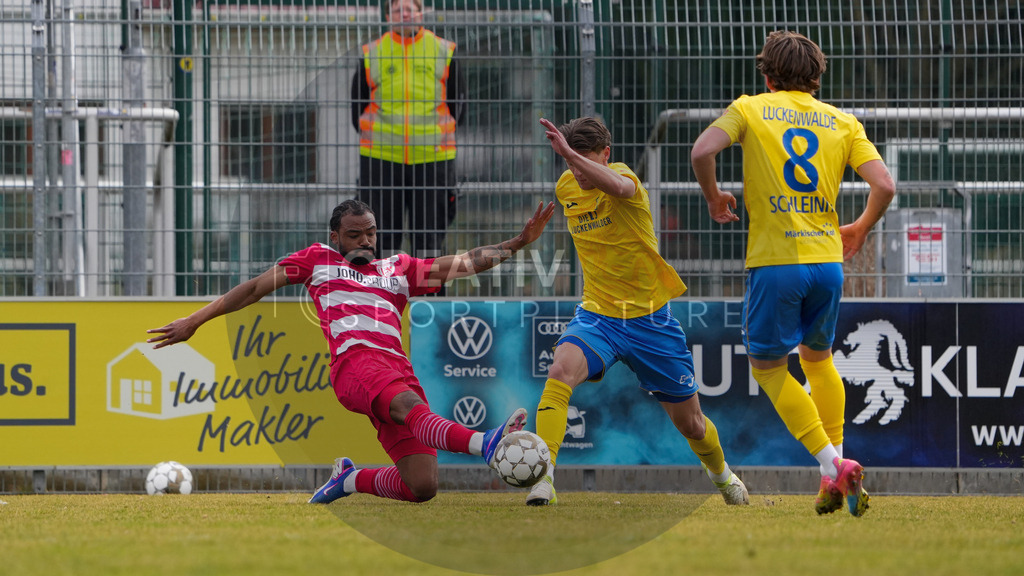 Fußball, Herren, Saison 2025/2026, Regionalliga Nordost, 26. Spieltag, FSV 63 Luckenwalde vs. Greifswalder FC, Samstag 14.03.2026, Werner-Seelenbinder-Stadion Luckenwalde, | Fußball, Herren, Saison 2025/2026, Regionalliga Nordost, 26. Spieltag, FSV 63 Luckenwalde vs. Greifswalder FC, Samstag 14.03.2026, Werner-Seelenbinder-Stadion Luckenwalde, Im Bild: Fabrice Montcheu (l. Greifswald) und Phillip König (r. Luckenwalde) - Realisiert mit Pictrs.com