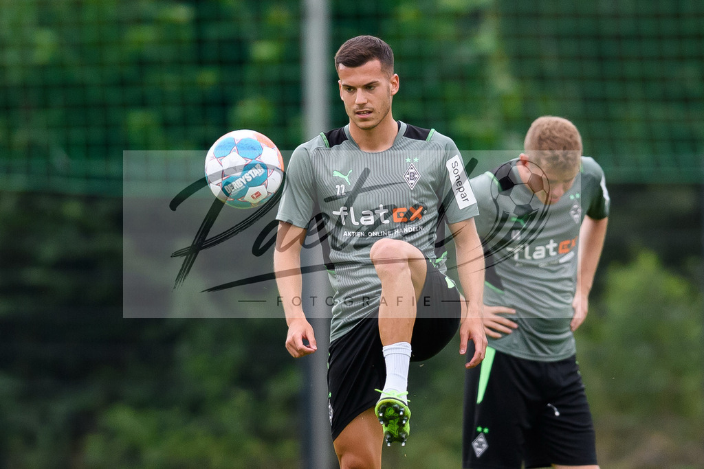 TRABMG20210719_021 | Fussball, Herren: Laszlo Benes (Borussia Moenchengladbach) in Aktion, am Ball, Einzelaktion beim Training von Borussia Moenchengladbach waehrend des Trainingslagers auf dem Trainingsplatz am Hotel Klosterpforte am 19.07.2021 in Harsewinkel, Deutschland. - Realisiert mit Pictrs.com