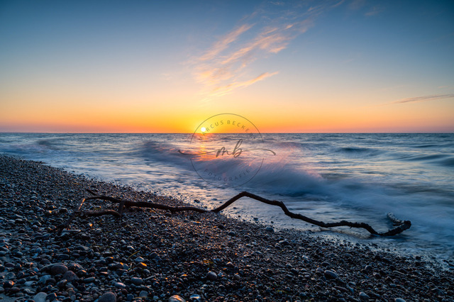 Sonnenuntergang an der Ostsee | Professionelle Natur- & Landschaftsfotos als Poster, auf Leinwand & viele mehr. Wähle aus einer Vielzahl an Formaten & Materialien Dein perfektes Bild. - Realisiert mit Pictrs.com
