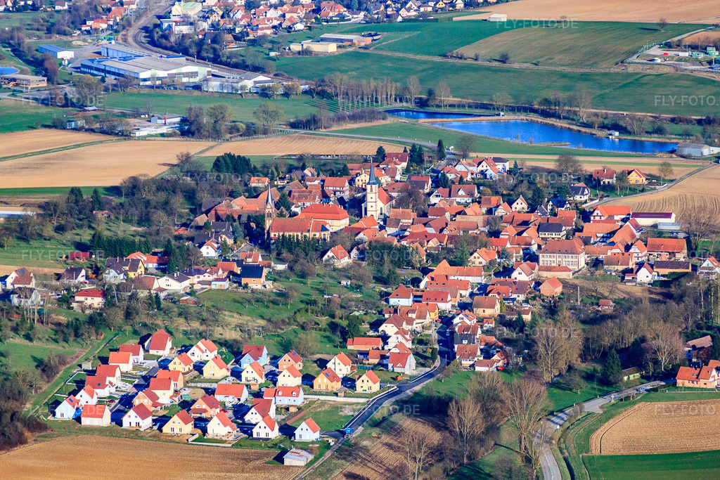 Luftbild: Ortsansicht von Westen in Kutzenhausen im Bundesland Bas-Rhin in Frankreich. – Foto: IMG_38737.jpg vom 20.03.2011 durch Werner Riehm/FLY-FOTO.de – Auflösung des Originals: 4752 x 3168 px
