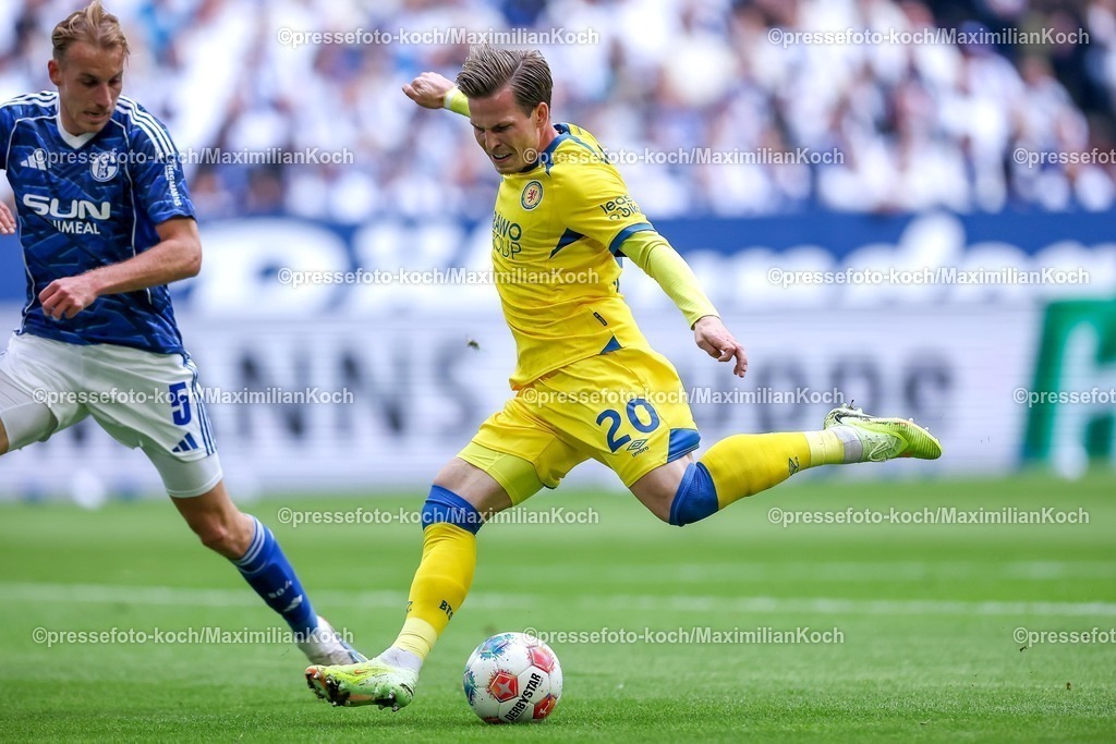 S0417052601010 | 17.05.2026, Fußball, FC Schalke 04 - Eintracht Braunschweig, 34. Spieltag, 2. Fußball Bundesliga, Veltins-Arena Gelsenkirchen, Saison 2025 2026: Lino Tempelmann&nbsp;(Braunschweig #20) beim Schuss auf das Tor DFB regulations prohibit any use of photographs as image sequences and or quasi-video.