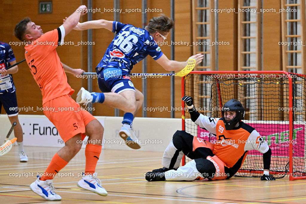 VSV Unihockey vs. SZPK Floorball | Flugeinlage, #55 Marcell Velencei SZPK SÁROSI OPTIKA KOMÁROM, #66 Jakob Rainer VSV Unihockey, #99 Zoltán Szuri SZPK SÁROSI OPTIKA KOMÁROM, VSV Unihockey vs. SZPK Floorball, VSV Unihockey vs. SZPK Floorball am 23.11.2024 in Villach (Ballspielhalle St. Martin), Austria, (Photo by Bernd Stefan)