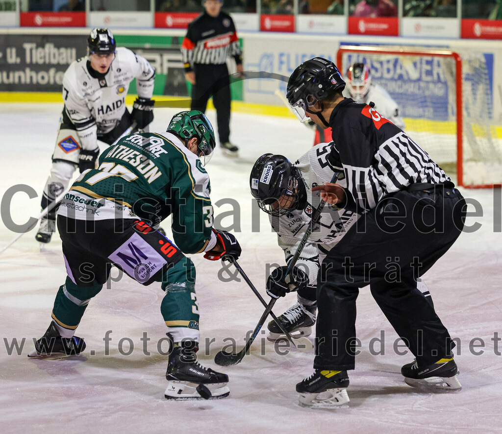 2025-11-25_133_TSV_Erding_gegen_EHF_Passau_Black_Hawks | Erding, Deutschland, 25.11.2025:Eishockey, Oberliga Süd 2025 / 2026, 20. Spieltag, TSV Erding gegen EHF Passau Black Hawks, Endergebnis: 2:3 n.V.Thomas Matheson (Erding Gladiators, #37), Elias Rott (EHF Passau Black Hawks, #55)Foto: Christian Riedel / fotografie-riedel.net