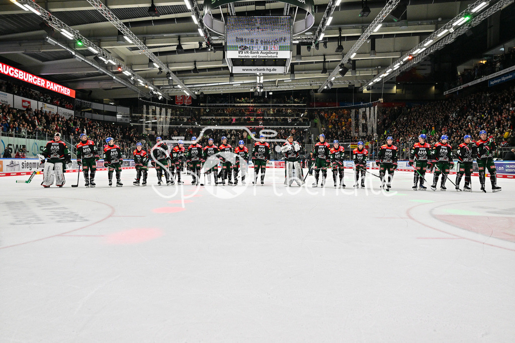 Augsburger Panther - Düsseldorfer EG | Die Augsburger Spieler freuen sich ueber den Heimsieg gegen Duesseldorf / DEL: Augsburger Panther - Duesseldorfer EG, Curt Frenzel Stadion am 04.03.2025 / zusammen mit den Fans