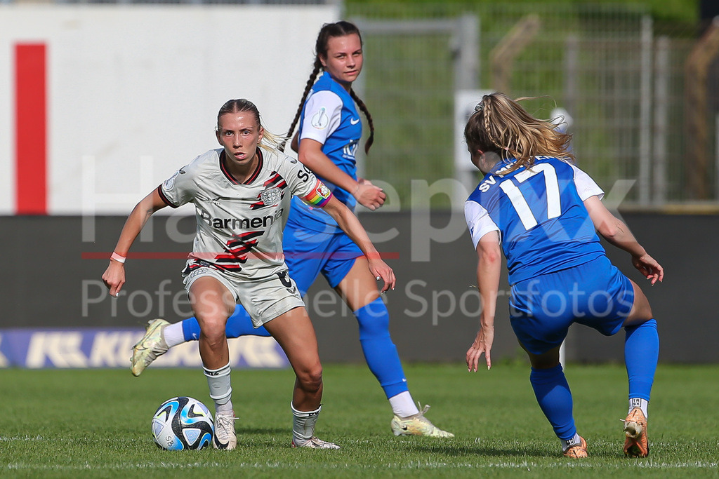 Fussball, DFB-Pokal Frauen, SV Meppen - Bayer 04 Leverkusen | v.li.: Elisa Senß (Senss, Bayer 04 Leverkusen, 6) am Ball, Einzelbild, Ganzkörper, Aktion, Action, Spielszene, DIE DFB-RICHTLINIEN UNTERSAGEN JEGLICHE NUTZUNG VON FOTOS ALS SEQUENZBILDER UND/ODER VIDEOÄHNLICHE FOTOSTRECKEN. DFB REGULATIONS PROHIBIT ANY USE OF PHOTOGRAPHS AS IMAGE SEQUENCES AND/OR QUASI-VIDEO.