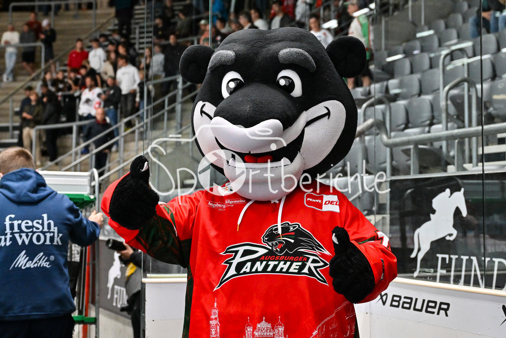 Augsburger Panther - Iserlohn Roosters | Die Augsburger Panther feiern zusammen mit ihren Fans den Heimsieg gegen Iserlohn / Penny DEL: Augsburger Panther - Iserlohn Roosters; Curt Frenzel Stadion am 21.09.2025 / im Bild DATSCHI
