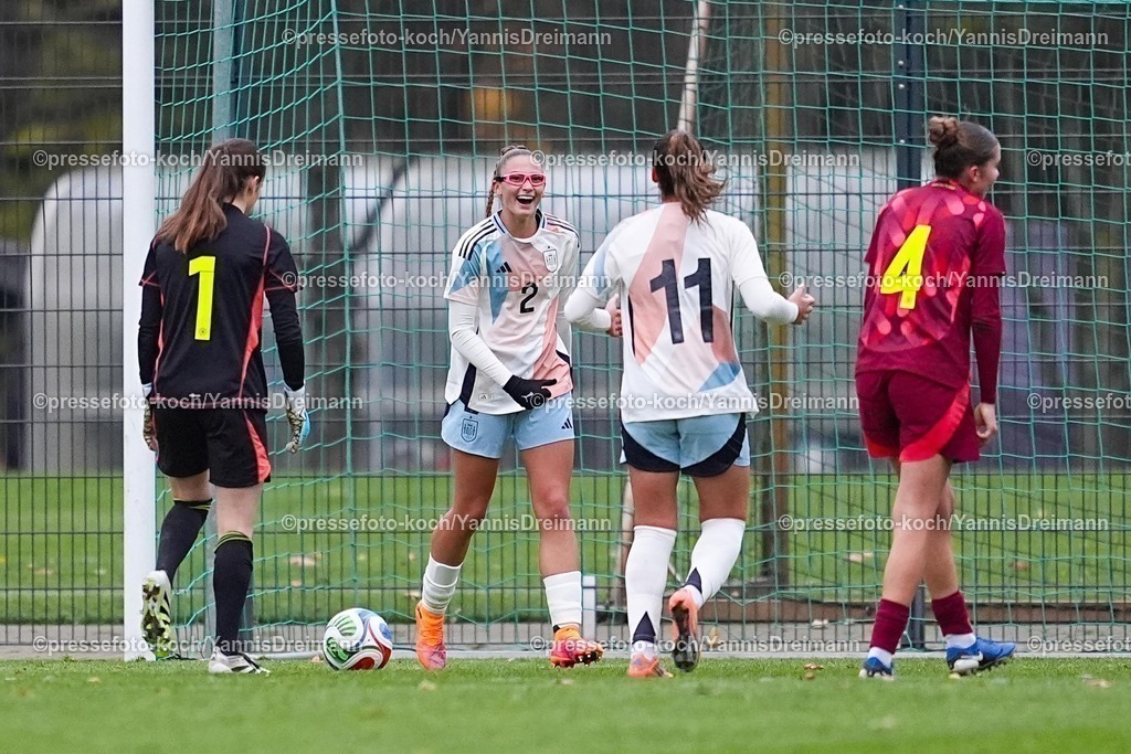 xYDRx02122501045 | 02.11.2025, xydrx, Fußball, Länderspiel, EM-Qualifikation U19-Frauen, Deutschland - Spanien, Sportschule Wedau: Torjubel nach dem Tor zum 5:0 für Spanien durch Torschütze Noa Jimenez (ESP #2) zusammen mit zusammen mit Iris Santiago (ESP #11)DFB regulations prohibit any use of photographs as image sequences and or quasi-video.Photo: xYannisxDreimannxPressefotoKochx
