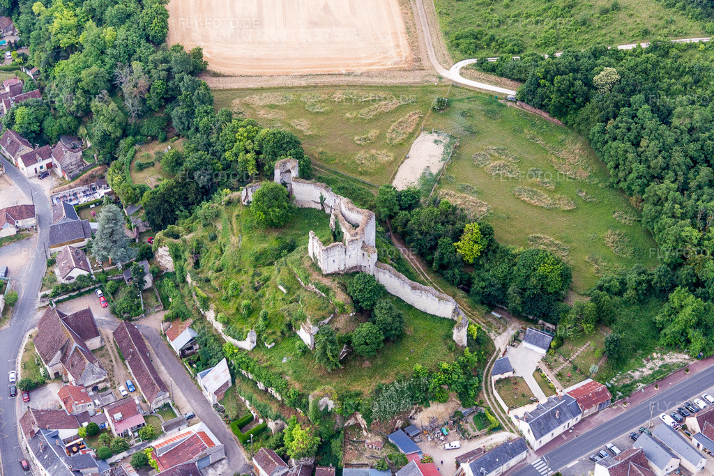 Luftbild: Ortsansicht in Montoire-sur-le-Loir im Bundesland Loir-et-Cher in Frankreich. – Foto: IMG_101147.jpg vom 24.06.2017 durch Werner Riehm/FLY-FOTO.de – Auflösung des Originals: 4978 x 3318 px