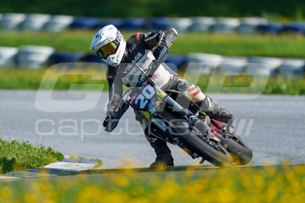 SuperMoto_Staatsmeisterschaft_Greinbach_104 | GRIPcapture steht für authentische Sportfotografie in Österreich – für Momente, die mehr sind als Geschwindigkeit oder Ergebnis. Es geht um Emotion, Spannung, Fokus und den Augenblick, der oft nur einen Wimpernschlag dauert.Ob Motorsport, Teamsport oder 