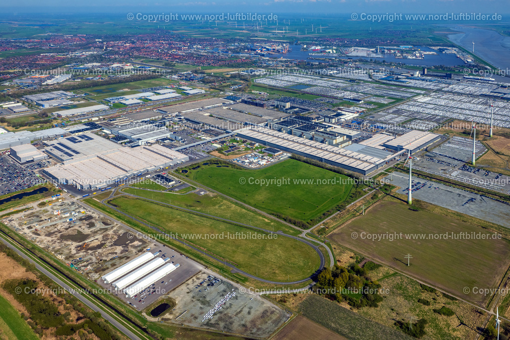 Emden_VW_Volkswagen_Werk_ELS_9636170423 | EMDEN 17.04.2023 Gebäude und Produktionshallen auf dem Fahrzeugbau- Werksgelände der Volkswagen AG in Emden im Bundesland Niedersachsen, Deutschland. Weiterführende Informationen bei: VOLKSWAGEN AG. // Buildings and production halls on the vehicle construction site of Volkswagen AG in Emden in the state Lower Saxony, Germany. Further information at: VOLKSWAGEN AG. Foto: Martin Elsen