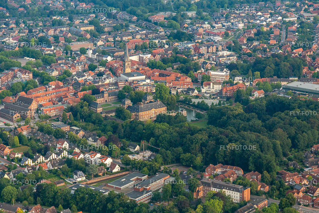 Wasserschloss und Schloßgarten | Luftbild: Wasserschloss und Schloßgarten in Ahaus im Bundesland Nordrhein-Westfalen in Deutschland. Foto: IMG_008152.jpg vom 18.07.2020 durch Werner Riehm/FLY-FOTO.de - Realisiert mit Pictrs.com