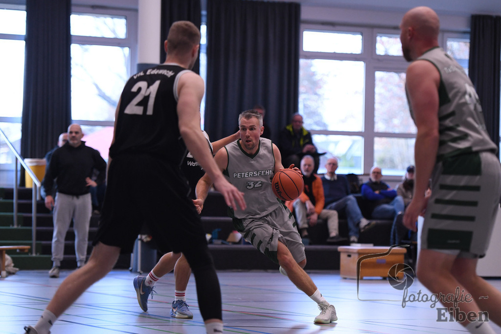 TuS Petersfehn-VfL Edewecht | Basketball Regionalliga; TuS Petersfehn (grau)-VfL Edewecht (schwarz) am 30.11.2025 in Petersfehn (Sporthalle Petersfehn), Photo: Philip Eiben 2025 - Realisiert mit Pictrs.com