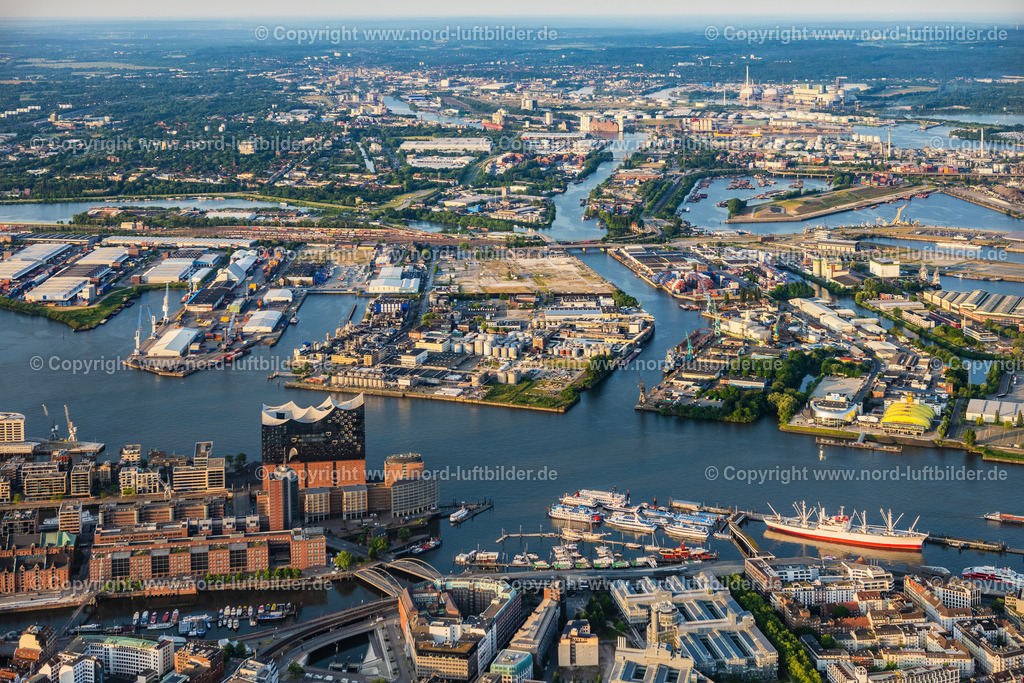 Hamburg_Elbphilharmonie_ELS_3139050623 | HAMBURG 05.06.2023 Elbphilharmonie am Ufer der Elbe in Hamburg. Das Konzerthaus- Gebäude im Stadtteil Hamburg-HafenCity befindet sich am Ufer der Elbe der Hansestadt. Weiterführende Informationen bei: HamburgMusik gGmbH - Elbphilharmonie und Laeiszhalle Betriebsgesellschaft,  ReGe Hamburg Projekt-Realisierungsgesellschaft mbH. // The Elbe Philharmonic Hall on the river bank of the Elbe in Hamburg. Further information at: HamburgMusik gGmbH - Elbphilharmonie und Laeiszhalle Betriebsgesellschaft,  ReGe Hamburg Projekt-Realisierungsgesellschaft mbH. Foto: Martin Elsen