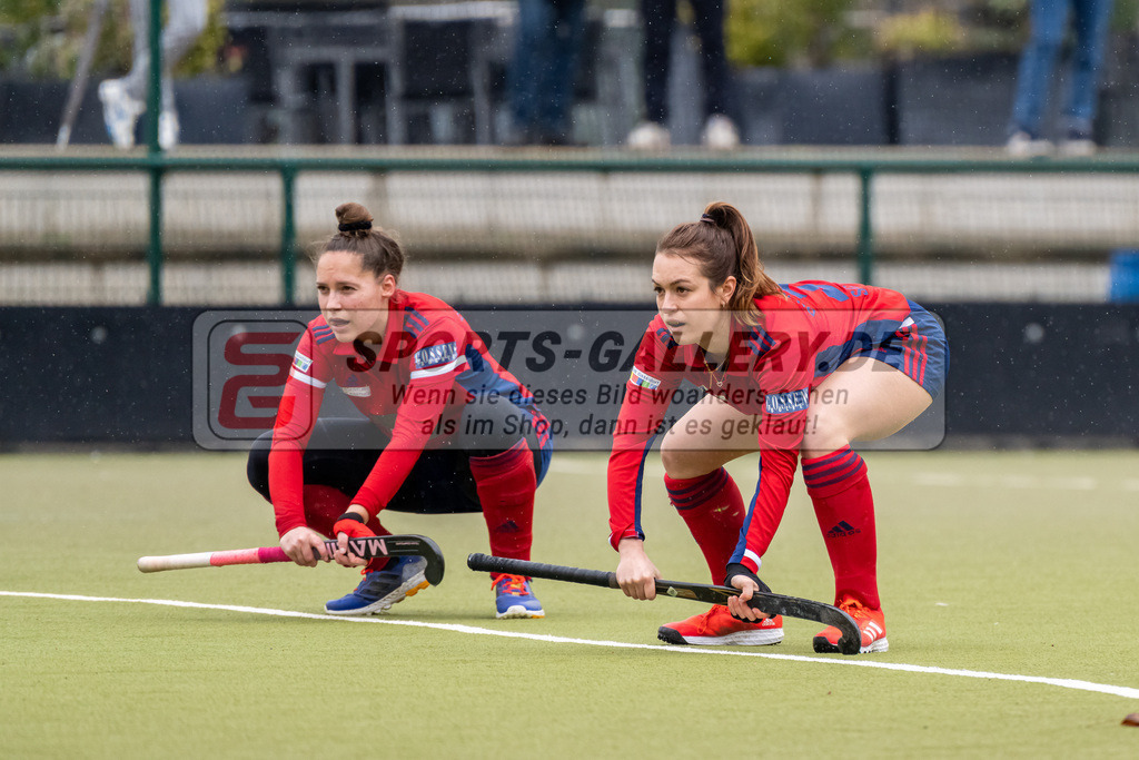 HK_20230401_106619 | 1. Bundesliga Damen Düsseldorfer HC - Harvestehuder THC  am 1.4.2023 DHC Düsseldorf, Düsseldorf , Tessa Schubert ( Düsseldorfer HC #28 ) , Pia Lhotak ( Düsseldorfer HC #5 )