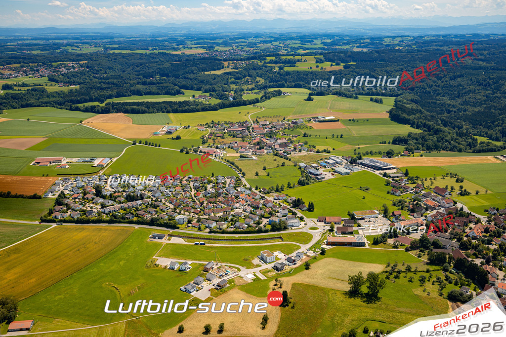 Das Luftbild zeigt :  Bergatreute - Die Luftaufnahme wurde 2024 vom UL-Flugzeug aus erstellt ( keine Drohne ) - Hochauflösende Luftaufnahme - Für grossformatige Ausdrucke geeignet. Die Geschenkidee !Mit Lizenz und Bildrechte bestellbar