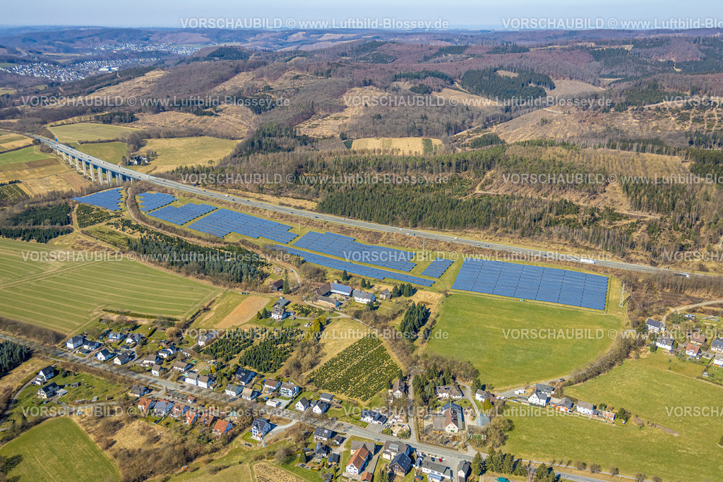 Meschede250304719 | Luftbild, Solarpark an der Autobahn A46 bei Stockhausen, Waldgebiet mit Waldschäden, Wennemen, Meschede, Sauerland, Nordrhein-Westfalen, Deutschland
