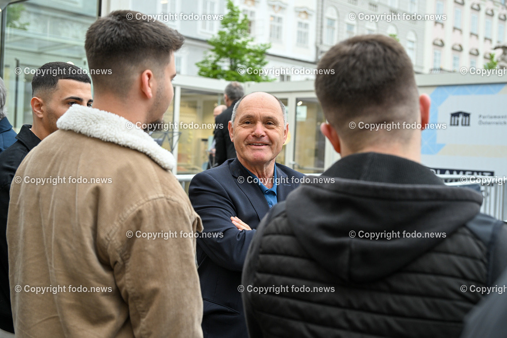 Hauptplatz Linz_ Parlament on Tour_ 11.05.2023-5 | 11.05.2023, Linz, AUT, Hauptplatz Linz, Parlament on Tour, im Bild Wolfgang Sobotka (VP, Praesident des Oesterr. Nationalrat, NAbg) und Schueler der HAK Rudigierstrasse Linz