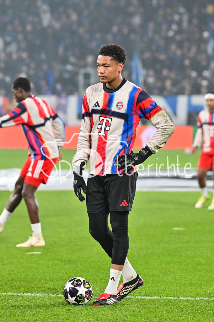 Atalanta Bergamo - FC Bayern München | BERGAMO, ITALY - 10. MARCH: Leonard PRESCOTT during the warmup before the UEFA Champions League match between Atalanta Bergamo vs. FC Bayern Munich on first leg of round of 16 at New Balance Arena