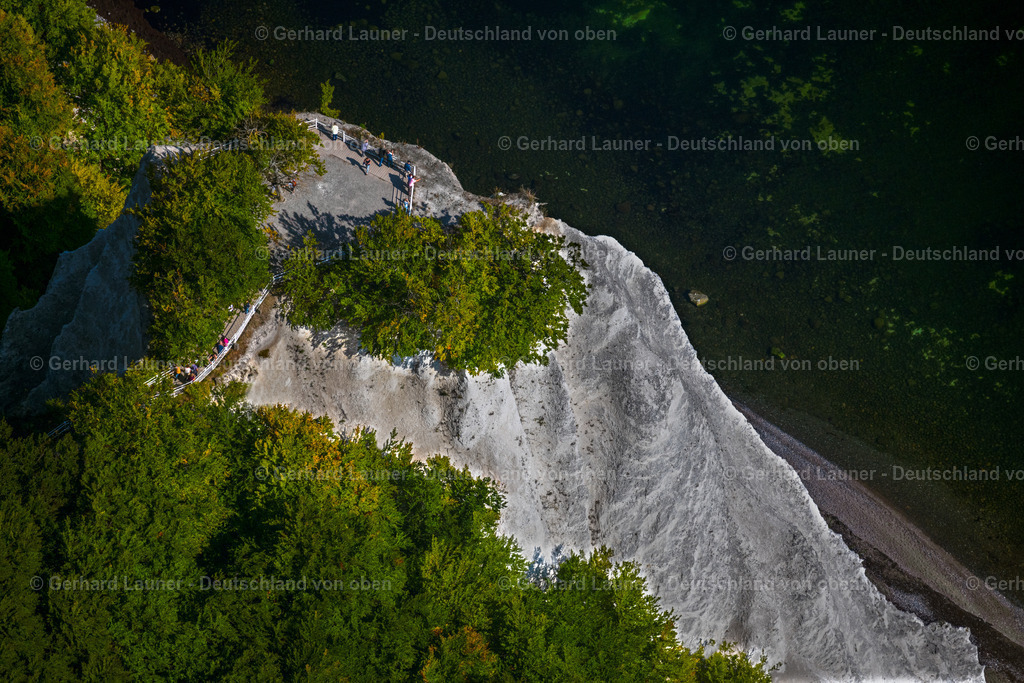 4061419 | LOHME 08.09.2021 Felsen- Küsten- Landschaft an der Steilküste - Kreidefelsen Königstuhl - in Lohme im Bundesland Mecklenburg-Vorpommern, Deutschland. Weiterführende Informationen bei: Nationalpark-Zentrum KÖNIGSSTUHL Sassnitz gemeinnützige GmbH. // Rock Coastline on the cliffs - Kreidefelsen Koenigstuhl - in Lohme in the state Mecklenburg - Western Pomerania, Germany. Further information at: Nationalpark-Zentrum KOeNIGSSTUHL Sassnitz gemeinnuetzige GmbH. Foto: Gerhard Launer