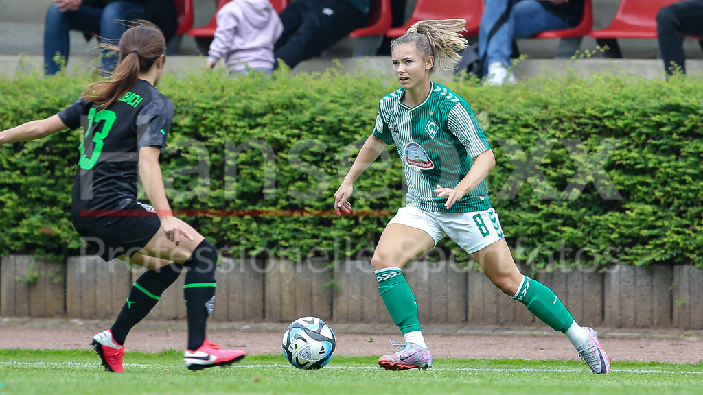 Fussball, Testspiel Frauen, Borussia Mönchengladbach - SV Werder Bremen | v.li.: Mizuho Kato (Borussia Mönchengladbach, 13) und Michelle Weiß (SV Werder Bremen, 8) im Zweikampf, Duell, Dynamik, Aktion, Action, Spielszene