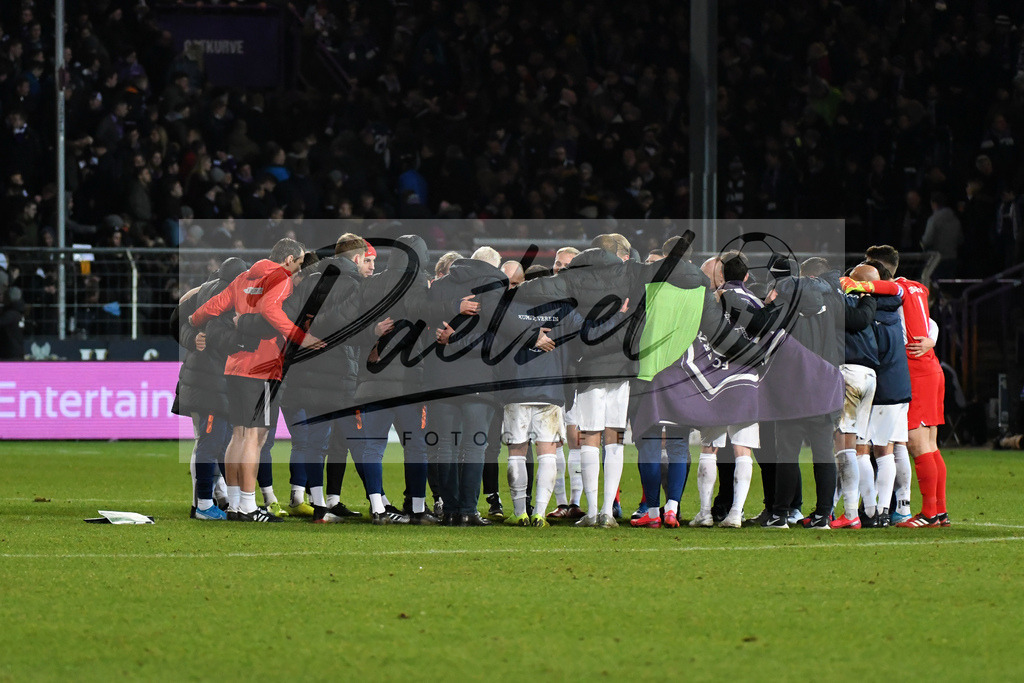 20200221_OSNAUE_0085 | Fussball, Herren: . Die Spieler von Erzgebirge Aue bilden einen Teamkreis bei dem Spiel der 2. Bundesliga zwischen VfL Osnabrueck und FC Erzgebirge Aue im Stadion an der Bremer Bruecke am 21.02.2020 in Osnabrueck, Deutschland.DFB / DFL REGULATIONS PROHIBIT ANY USE OF PHOTOGRAPHS AS IMAGE SEQUENCES AND/OR QUASI-VIDEO. - Realisiert mit Pictrs.com
