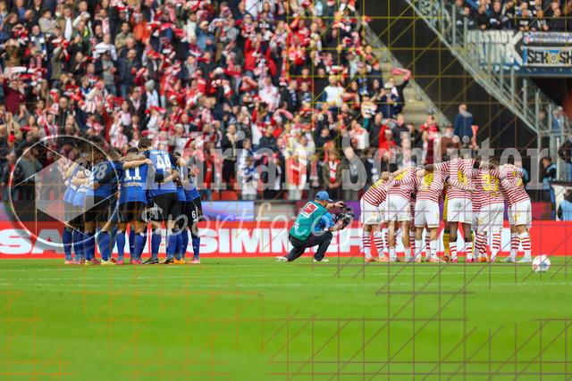 1. FC Köln vs Hamburger SV - 1. Bundesliga | Köln, Deutschland, 02.11.25:   beide Mannschaften bilden einen Teamkreis waehrend des Spiels der Bundesliga zwischen  1. FC Köln vs Hamburger SV in der RheinEnergieStadion(Foto von Brauer-Fotoagentur / Adrian Schlueter)