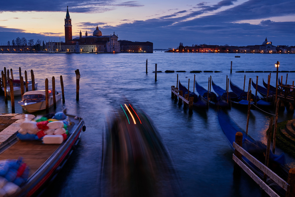 Gondeln und Kirche San Giorgio Maggiore | Venedig, Italien - December 05, 2016: Gondeln und Kirche San Giorgio Maggiore im Morgenlicht. - Realisiert mit Pictrs.com