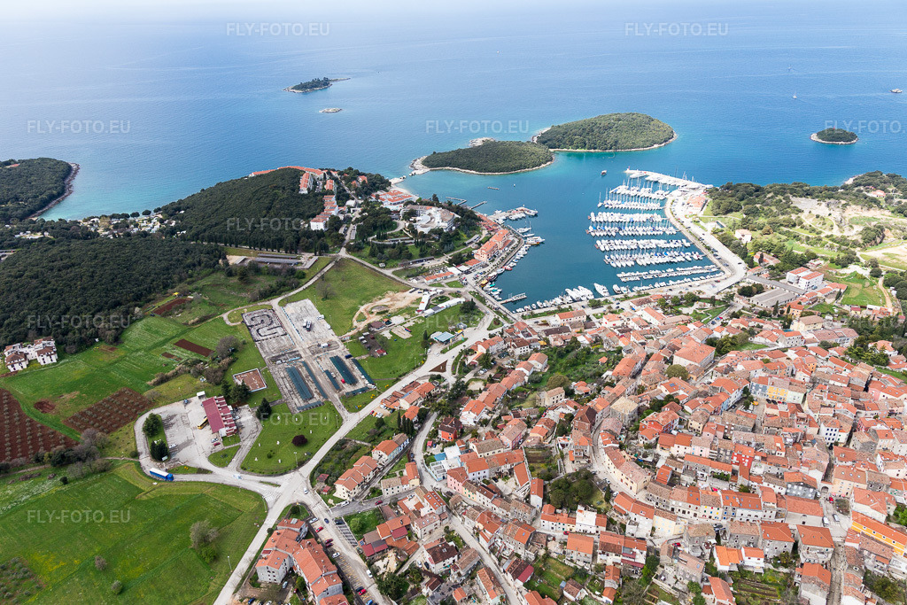 Vue aérienne: Vue de la ville à Vrsar dans le département Gespanschaft Istrien, Croatie. Photo: IMG_105941.jpg prise le 13/04/2018 par Werner Riehm/FLY-FOTO.eu – Résolution de l'original: 5472 x 3648 px